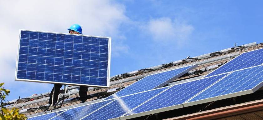 Techo con paneles solares instalados para generar energía renovable