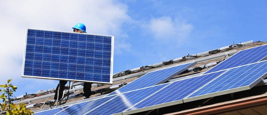 Techo con paneles solares instalados para generar energía renovable