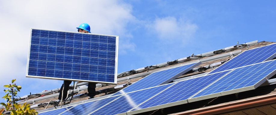 Techo con paneles solares instalados para generar energía renovable